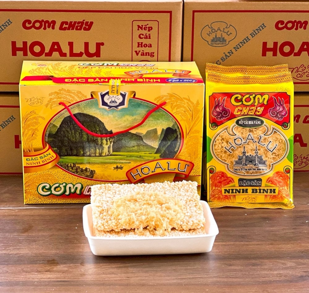 Cơm cháy được đóng gói gọn gàng, đẹp mắt có thể mua về làm quà cho bạn bè, người thân rất tiện lợi